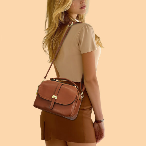 Bolsa Feminina Transversal Arredondada com Divisórias