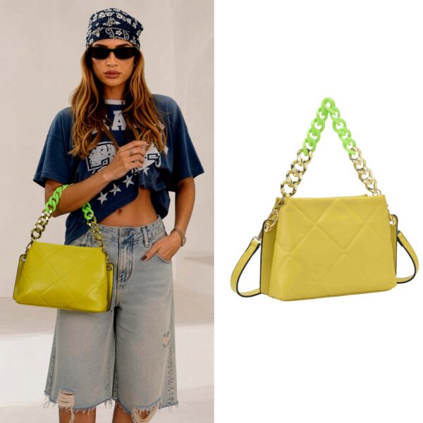 Bolsa Matelassê com Corrente Dourada